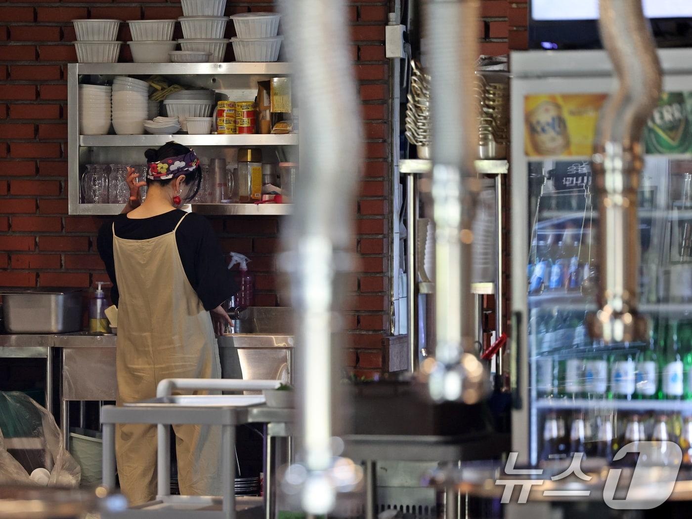 본문 이미지 - 높아지는 물가와 인건비 부담으로 소상공인의 어려움이 깊어지고 있는 9일 서울 중구 명동거리의 한 식당에서 점포 관계자가 영업준비를 하고 있다. 2025.6.9/뉴스1 ⓒ News1 황기선 기자