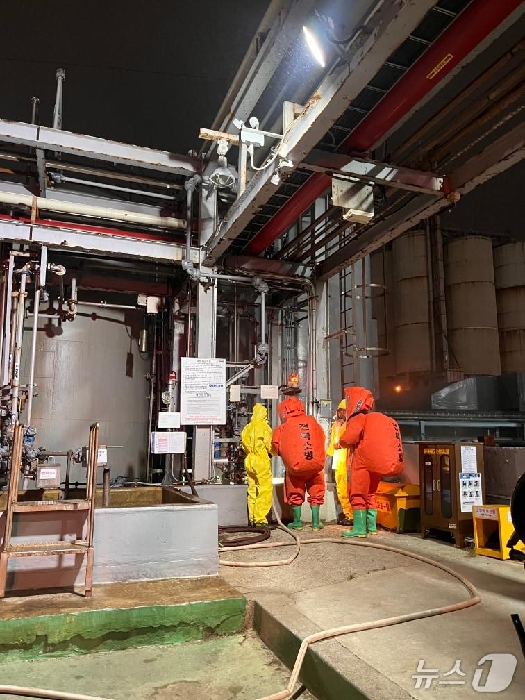 본문 이미지 -  염산이 누출된 군산의 한 화학공장.(전북소방본부 제공. 재판매 및 DB금지)