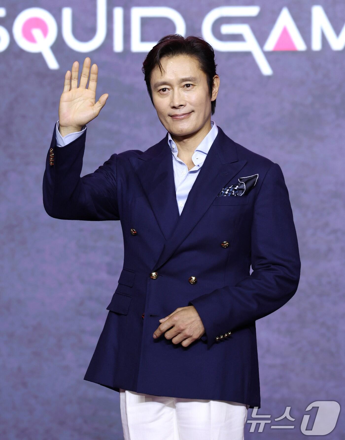 본문 이미지 - 배우 이병헌이 9일 서울 용산구 서울드래곤시티에서 열린 넷플릭스 시리즈 &#39;오징어 게임&#39; 시즌3 제작발표회에서 포즈를 취하고 있다. &#39;오징어 게임&#39; 시즌3은 자신만의 목적을 품고 다시 참가한 게임에서 가장 친한 친구를 잃고 만 ‘기훈’과, 정체를 숨긴 채 게임에 숨어들었던 프론트맨, 그리고 그 잔인한 게임 속에서 살아남은 참가자들의 마지막 운명을 그린 이야기​다. 2025.6.9/뉴스1 ⓒ News1 권현진 기자