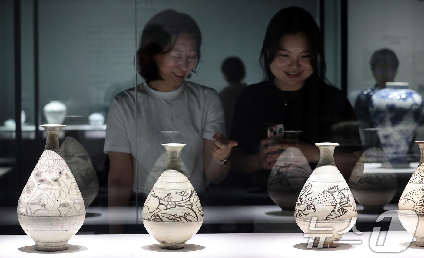   서울 용산구 국립중앙박물관에서 열린 &#39;새 나라 새 미술:조선 전기 미술 대전&#39; 특별전에서 관람객들이 전시를 살펴보고 있다. /뉴스1 ⓒ News1 이동해 기자