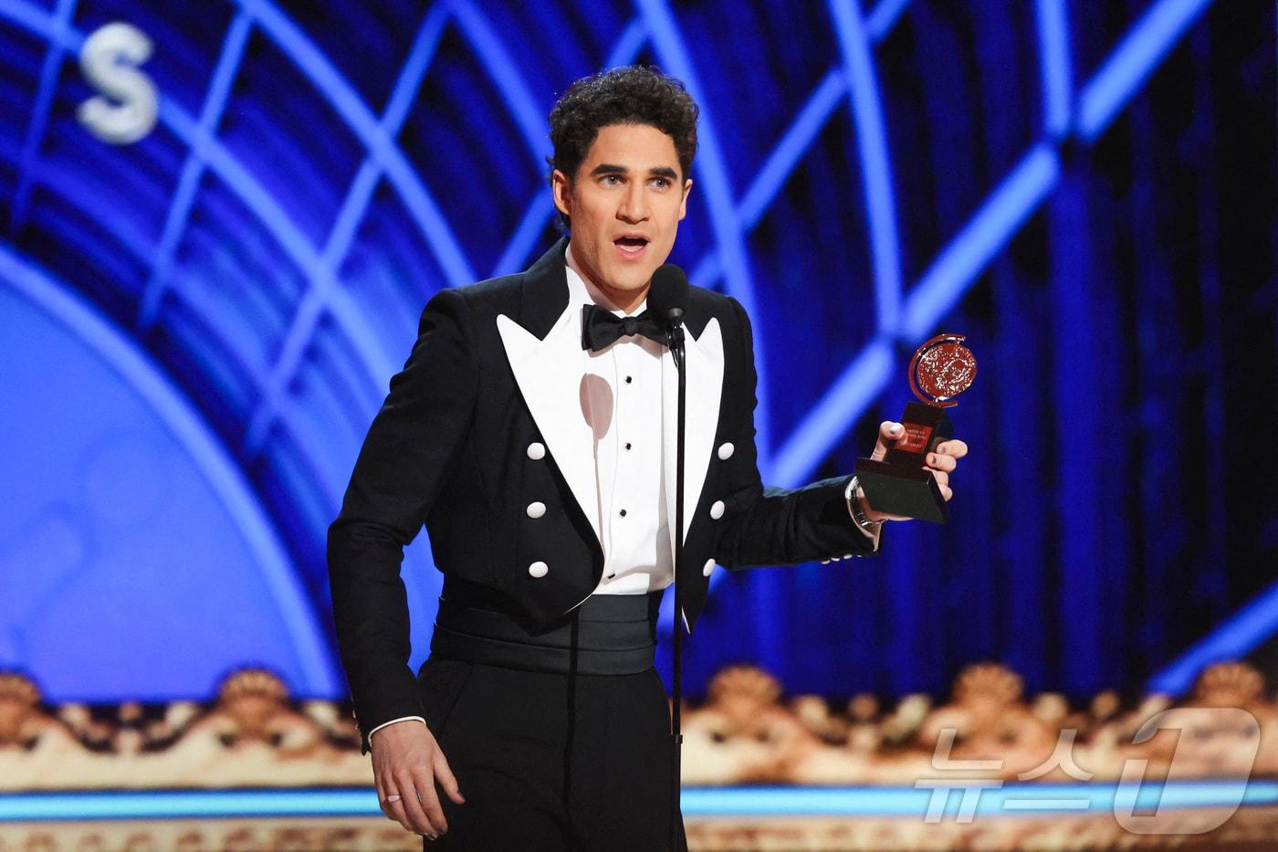 9일 오전(한국 시각) 미국 뉴욕 라디오시티 뮤직홀에서 열린 제78회 토니상 시상식에서 '어쩌면 해피엔딩'으로 남우주연상을 받은 대런 크리스(Darren Criss)가 수상 소감을 전하고 있다. ⓒ 로이터=뉴스1 ⓒ News1 정수영 기자