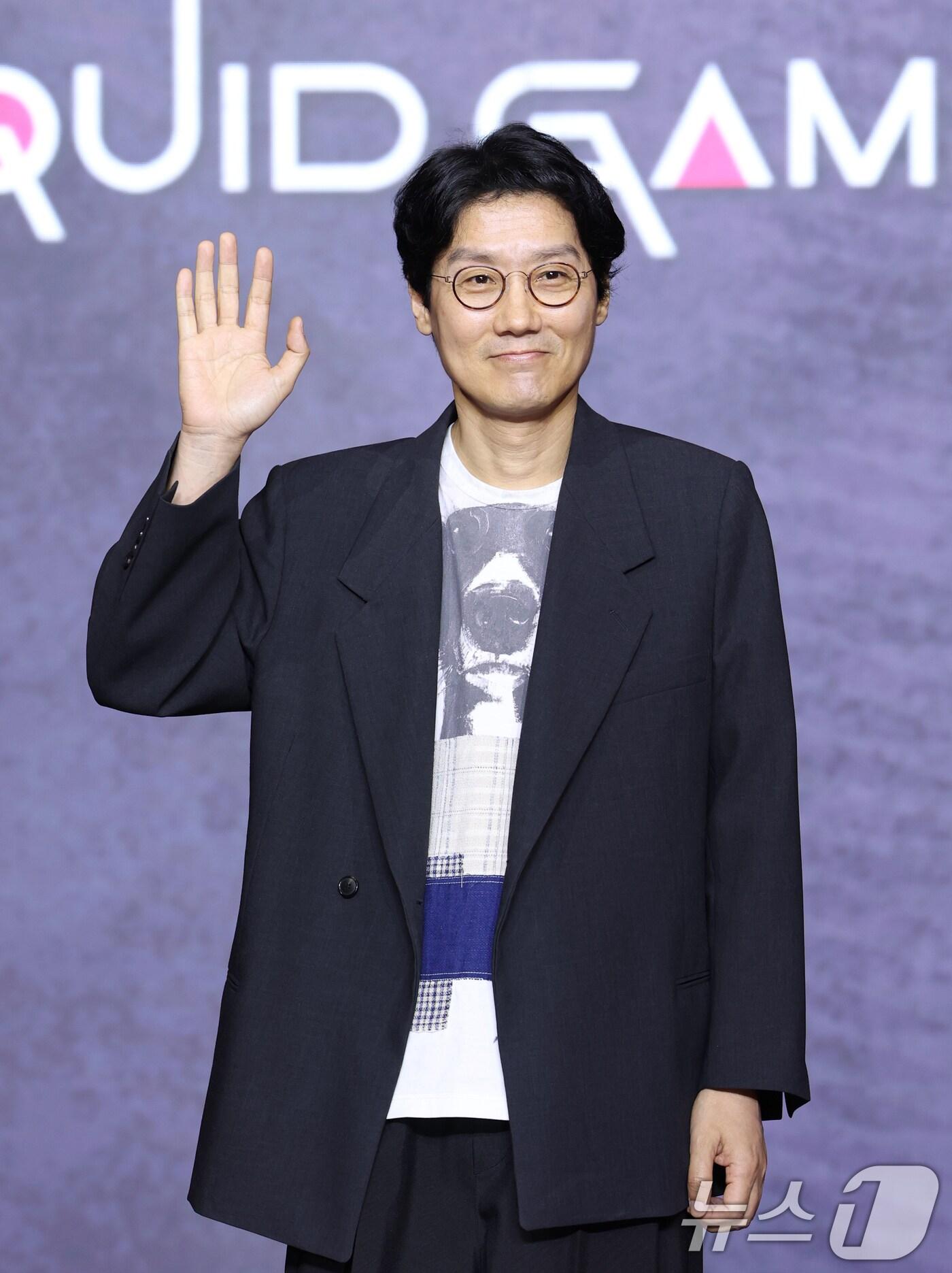 본문 이미지 - 황동혁 감독이 9일 서울 용산구 서울드래곤시티에서 열린 넷플릭스 시리즈 '오징어 게임' 시즌3 제작발표회에서 포즈를 취하고 있다. '오징어 게임' 시즌3은 자신만의 목적을 품고 다시 참가한 게임에서 가장 친한 친구를 잃고 만 ‘기훈’과, 정체를 숨긴 채 게임에 숨어들었던 프론트맨, 그리고 그 잔인한 게임 속에서 살아남은 참가자들의 마지막 운명을 그린 이야기​다. 2025.6.9/뉴스1 ⓒ News1 권현진 기자
