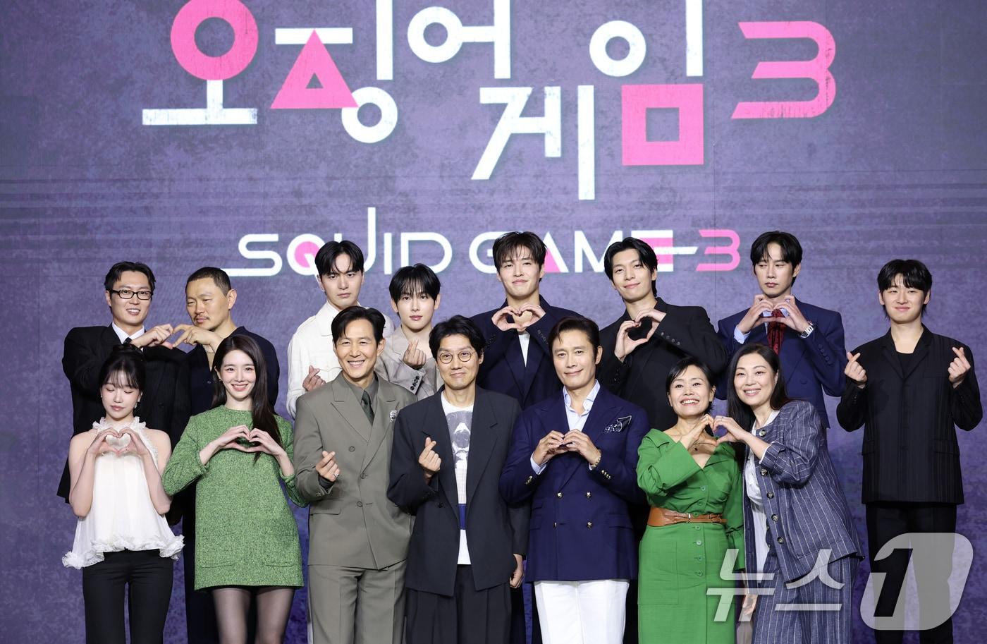 9일 서울 용산구 서울드래곤시티에서 열린 넷플릭스 시리즈 '오징어 게임' 시즌3 제작발표회에서 드라마 주역들이 포즈를 취하고 있다. '오징어 게임' 시즌3은 자신만의 목적을 품고 다시 참가한 게임에서 가장 친한 친구를 잃고 만 ‘기훈’과, 정체를 숨긴 채 게임에 숨어들었던 프론트맨, 그리고 그 잔인한 게임 속에서 살아남은 참가자들의 마지막 운명을 그린 이야기​다. 2025.6.9/뉴스1 ⓒ News1 권현진 기자