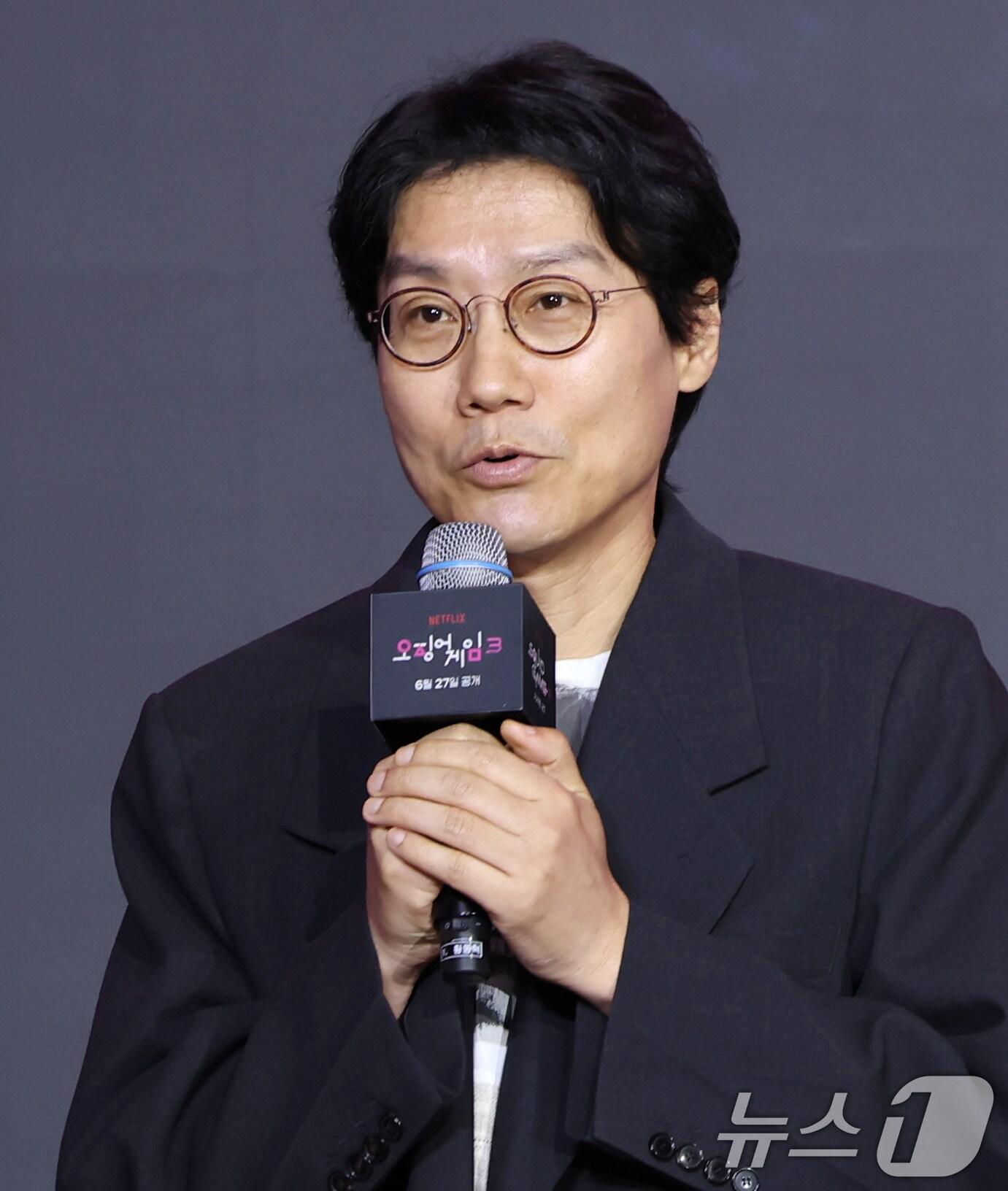 본문 이미지 - 황동혁 감독이 9일 서울 용산구 서울드래곤시티에서 열린 넷플릭스 시리즈 '오징어 게임' 시즌3 제작발표회에서 인사말을 하고 있다. '오징어 게임' 시즌3은 자신만의 목적을 품고 다시 참가한 게임에서 가장 친한 친구를 잃고 만 ‘기훈’과, 정체를 숨긴 채 게임에 숨어들었던 프론트맨, 그리고 그 잔인한 게임 속에서 살아남은 참가자들의 마지막 운명을 그린 이야기​다. 2025.6.9/뉴스1 ⓒ News1 권현진 기자