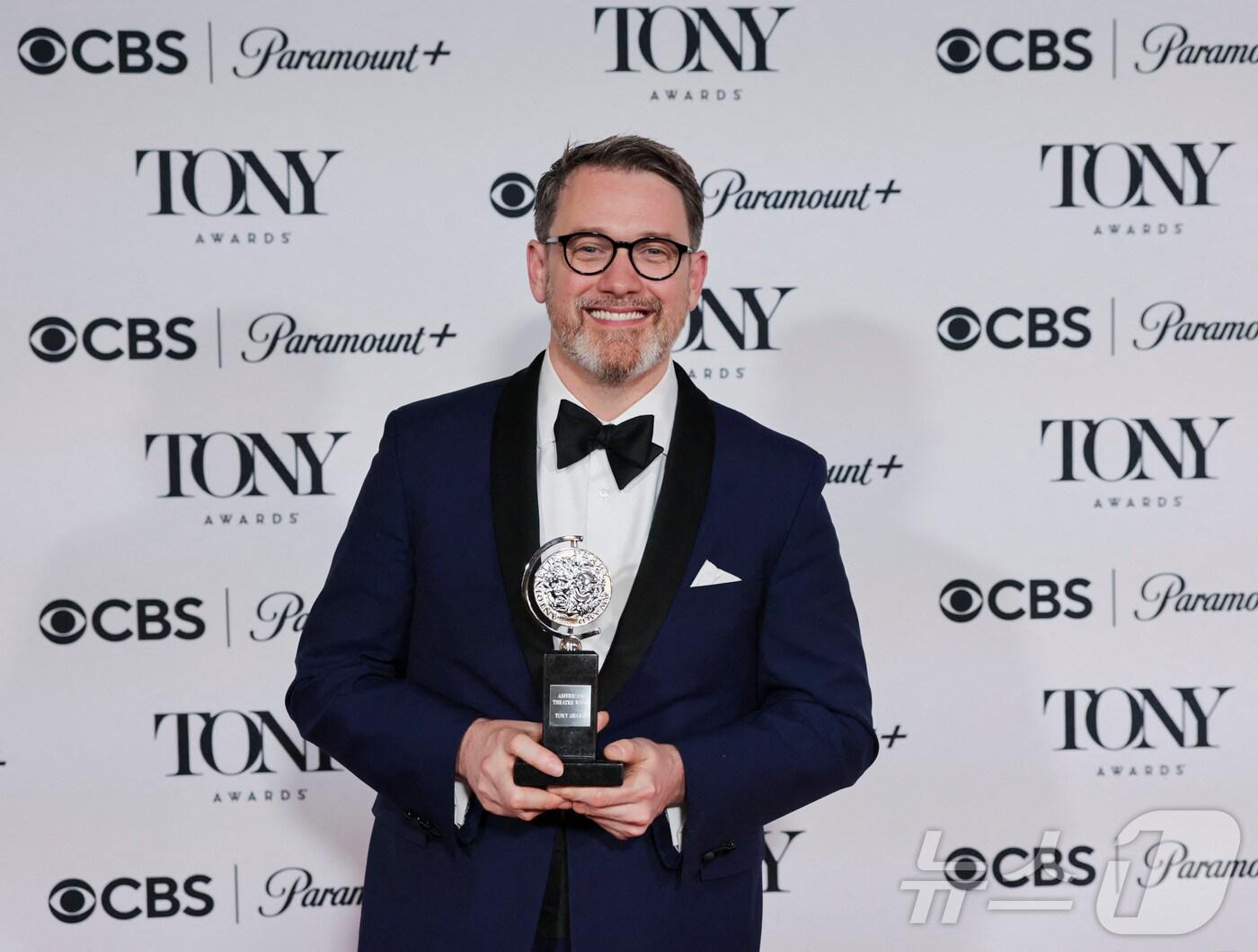 본문 이미지 - 9일 오전&#40;한국 시각&#41; 미국 뉴욕 라디오시티 뮤직홀에서 열린 제78회 토니상 시상식에서 &#39;어쩌면 해피엔딩&#39;으로 연출상&#40;Best Direction of a Musical&#41;을 받은 마이클 아든&#40;Michael Arden&#41; ⓒ 로이터=뉴스1 ⓒ News1 정수영 기자