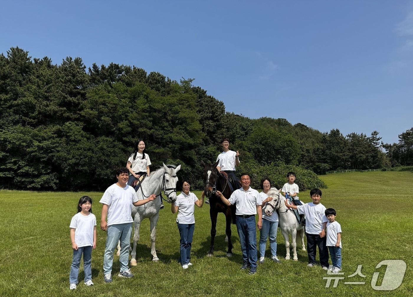본문 이미지 - 조항근 김은경 부부와 가족이 사진을 촬영하고 있다.(렛츠런파크 부산경남 제공. 재판매 및 DB 금지)