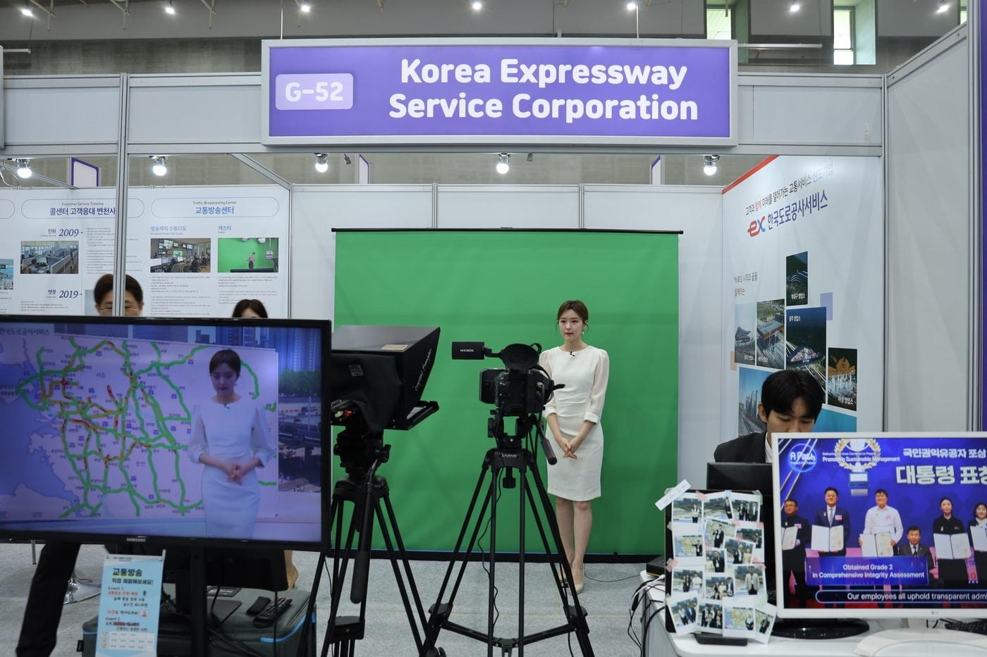 한국도로공사서비스 수원 ITS 아태총회 부스에서 교통방송 제작 시연 행사가 진행되고 있다.&#40;한국도로공사서비스 제공&#41;