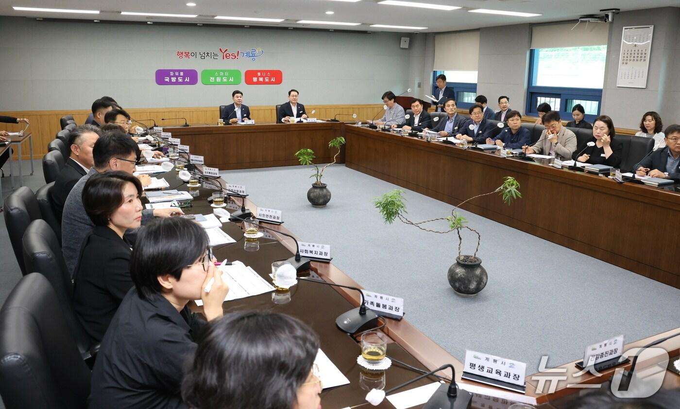계룡시가 9일 확대간부회의를 개최, 제21대 대통령선거 이후 변화될 국정 운영 방향에 대한 선제적 대비와 함께 국방수도 완성을 위한 구체적 방안을 논의했다.(계룡시 제공.재판매 및 DB금지)/뉴스1