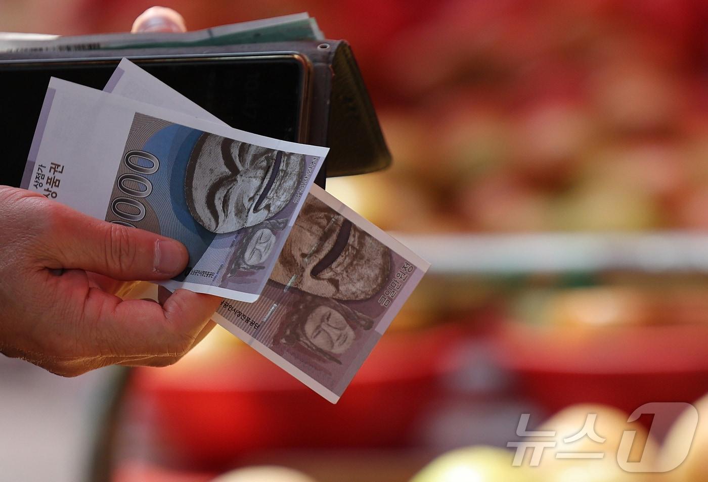 서울 동대문구 경동시장에서 시민들이 온누리상품권으로 장을 보고 있다. &lt;자료사진&gt; ⓒ News1 오대일 기자