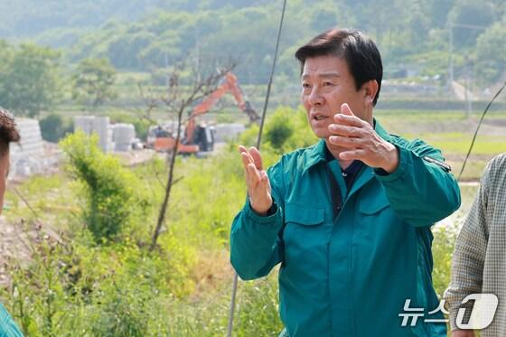 본문 이미지 - 박범인 금산군수가 우기 앞두고 피해복구 현장 점검하는 모습.(금산군 제공.재판매 및 DB금지)/뉴스1