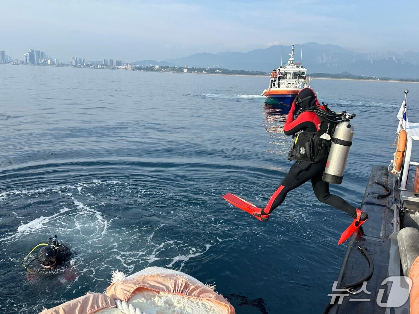 본문 이미지 - 9일 오전 강원 고성 봉포항 동쪽 해상서 부유물이 감겨 표류한 어선 구조하는 속초해경 경찰관.(속초해경 제공, 재판매 및 DB 금지) 2025.6.9/뉴스1