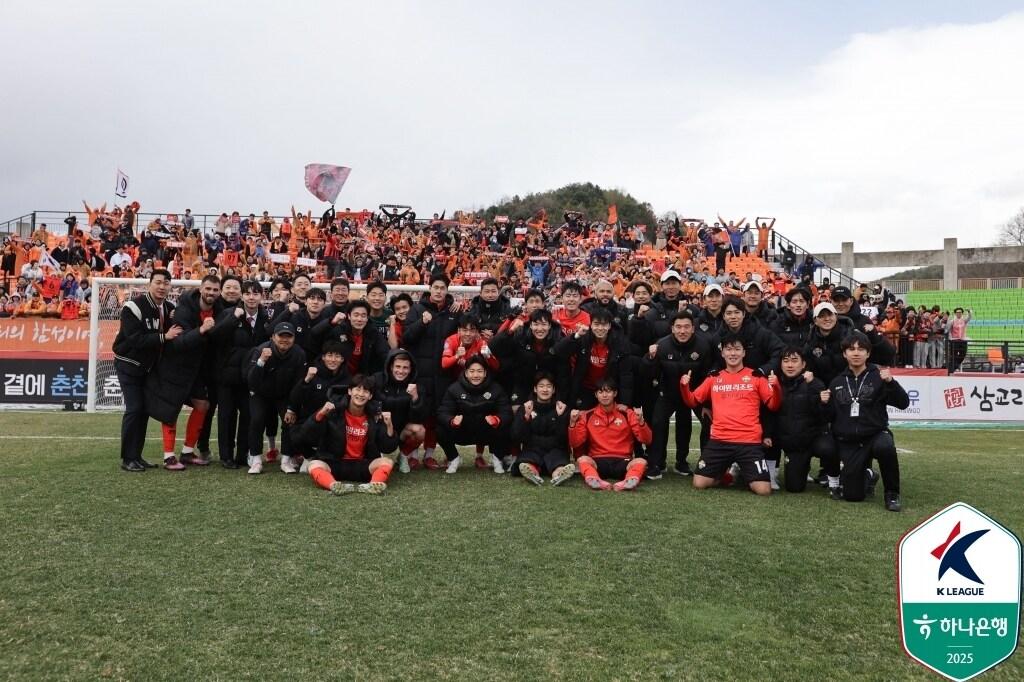 본문 이미지 -  춘천 홈 경기에서 승리한 뒤 기뻐하는 강원 선수단(한국프로축구연맹 제공)