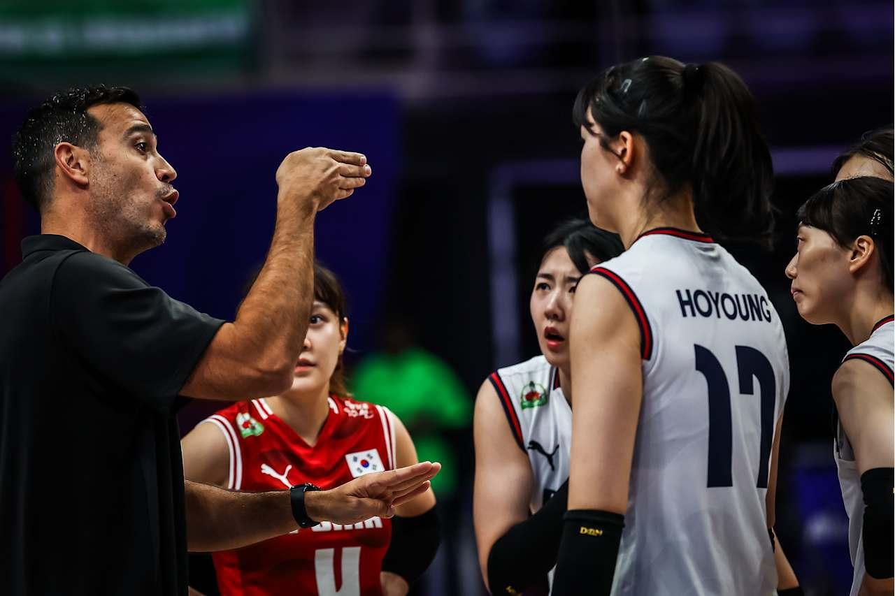 본문 이미지 - 페르난도 모랄레스 여자 배구대표팀 감독이 지시를 내리고 있다. (FIVB 제공)