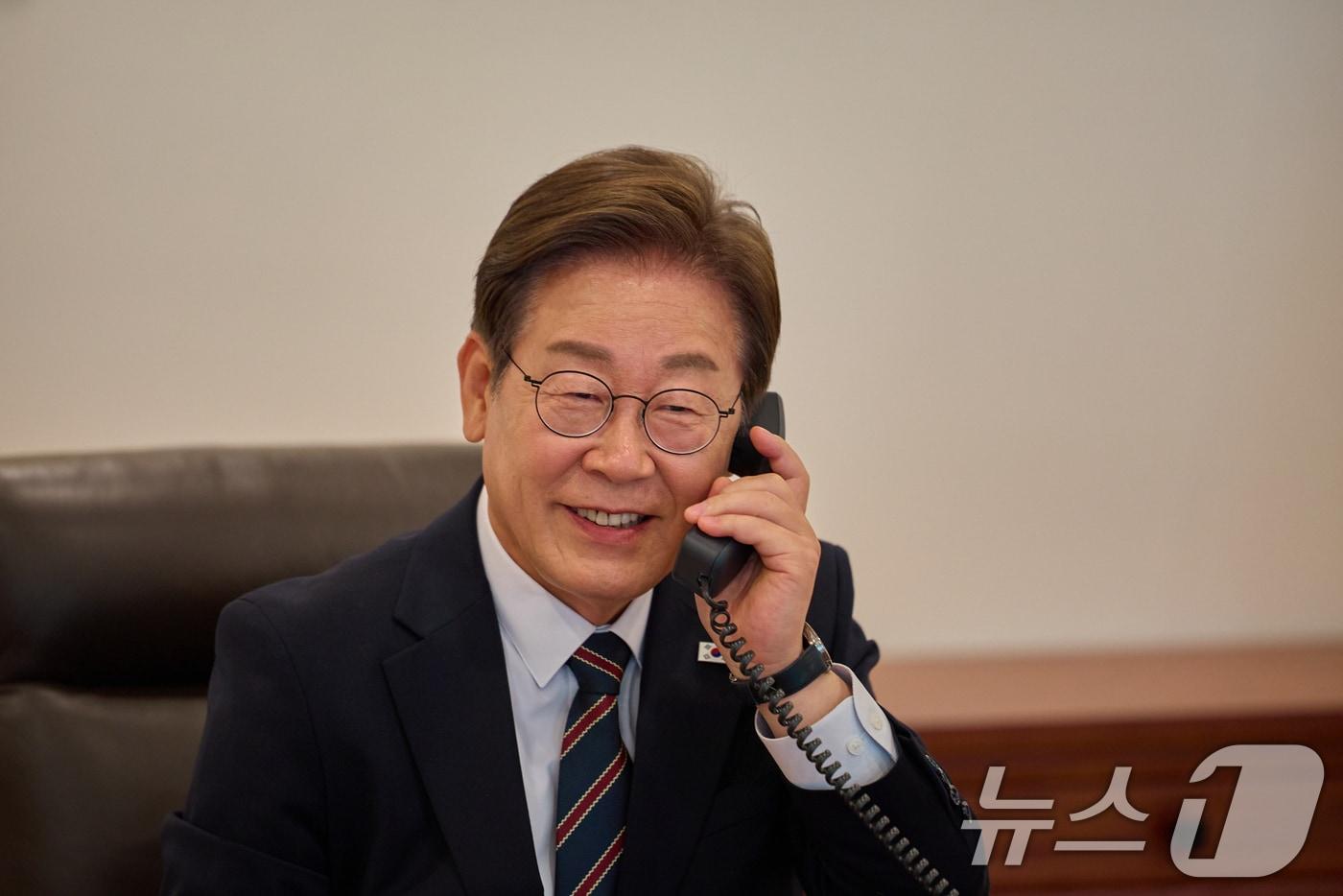 이재명 대통령이 9일 서울 용산구 대통령실 청사 집무실에서 이시바 시게루 일본 총리와 전화 통화를 하고 있다. &#40;대통령실 제공. 재판매 및 DB 금지&#41; 2025.6.9/뉴스1 ⓒ News1 허경 기자