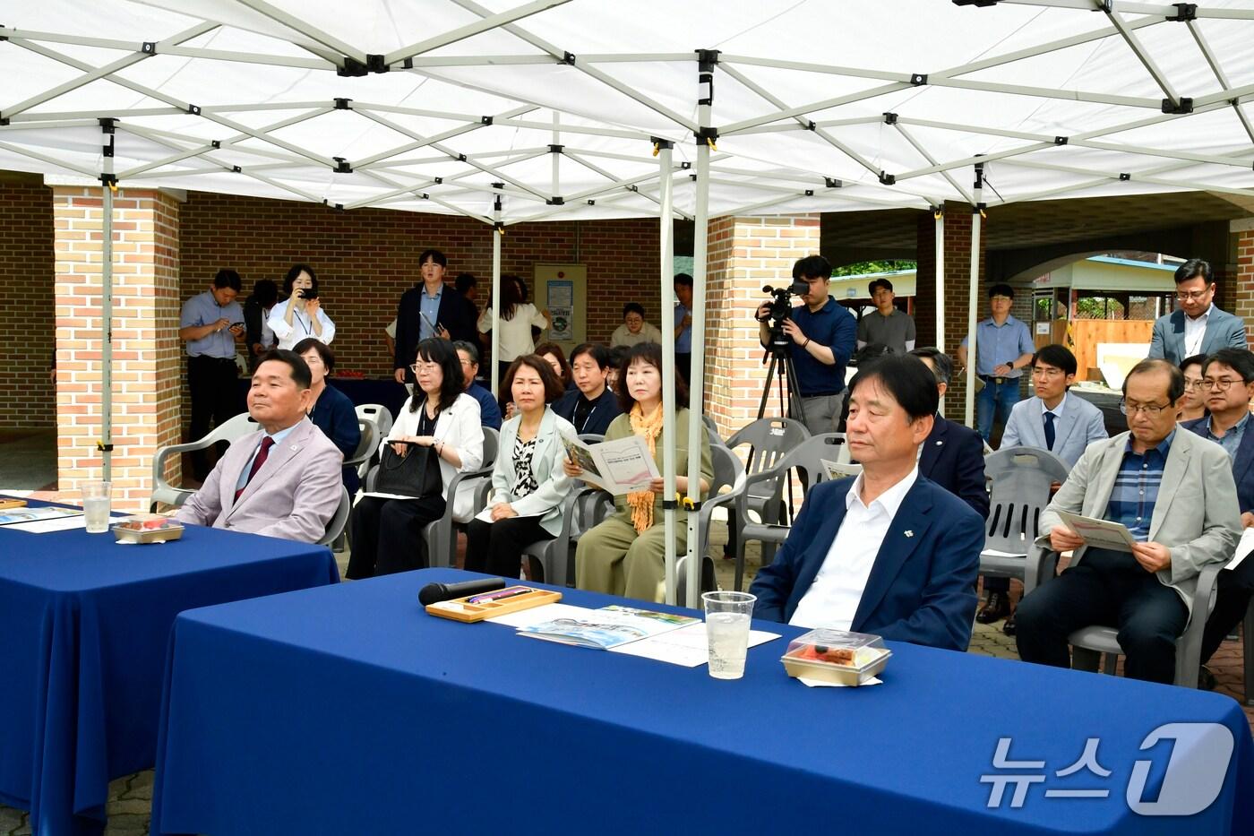 최문순 화천군수와 신경호 강원특별자치도교육청 교육감을 비롯한 양 기관 실무진들이 9일 하남면 위라리 군인 자녀 모집형 자율형 공립고 설립 예정 부지에서 사업 추진 방향을 논의했다.&#40;화천군 제공, 재판매 및 DB금지&#41;