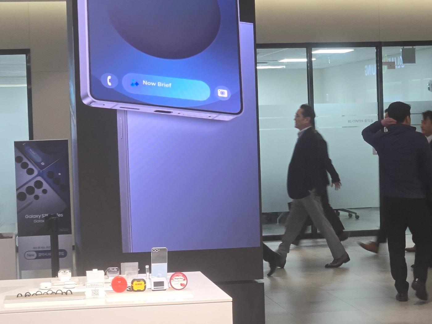 본문 이미지 - 이재용 삼성전자 회장이 9일 인천 연수구 삼성바이오로직스 송도 캠퍼스를 방문했다(삼성 초기업노동조합 제공). ⓒ 뉴스1