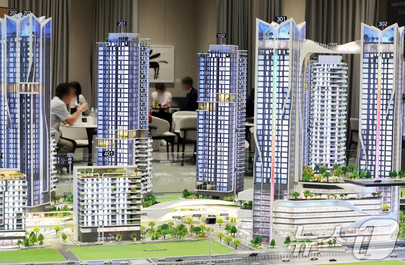 용산 정비창 전면1구역 시공자 선정을 약 2주 앞두고 수주경쟁이 치열한 양상을 띠고 있는 9일 서울 용산구 베르가모에 위치한 포스코이앤씨 홍보관에 복합 주거지역단지 모형이 전시돼 있다. 2025.6.9/뉴스1 ⓒ News1 이동해 기자