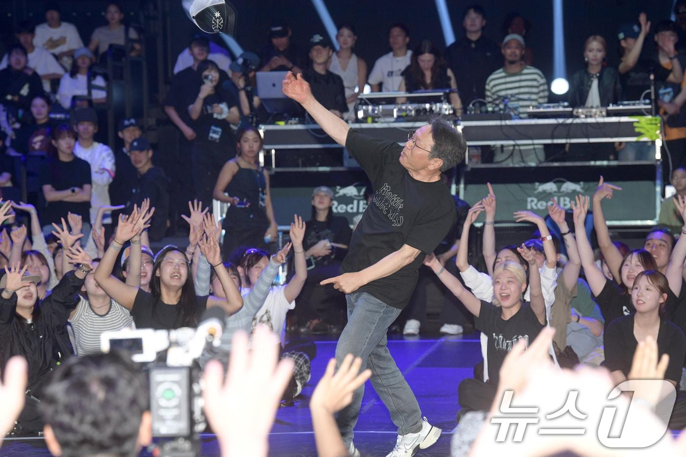 강기정 광주시장이 8일 오후 국립아시아문화전당 예술극장에서 열린 '2025 광주 스트릿컬처 페스타'에 참석해 인사말을 한 후 모자던지기 세리머니를 하고 있다.(광주시 제공. 재판매 및 DB 금지) 