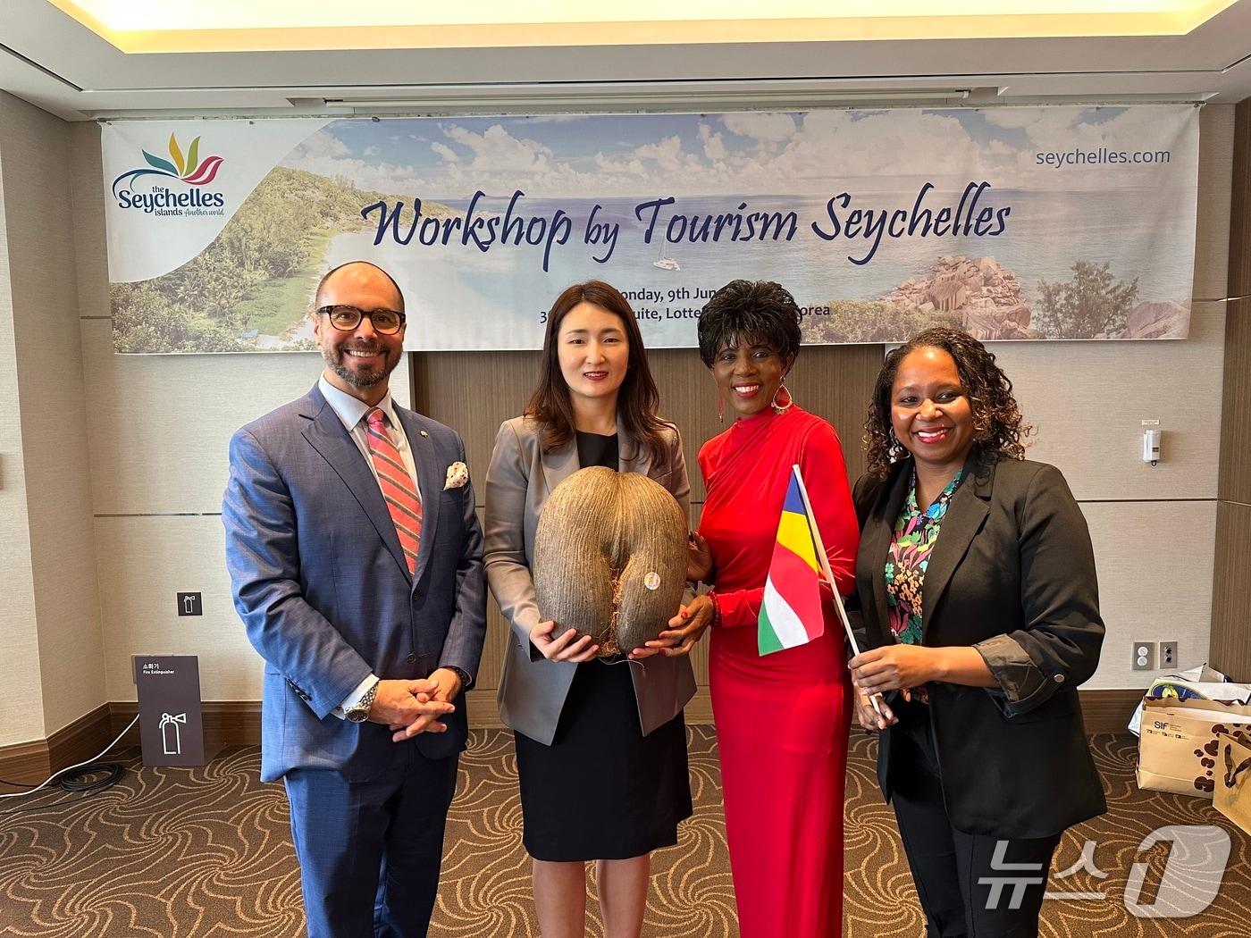본문 이미지 - 김빛남 전 세이셸관광청 한국사무소장(왼쪽에서 두번째), 아미아 조바노빅-데지르 세이셸관광국 매니저 ⓒ News1 윤슬빈 기자