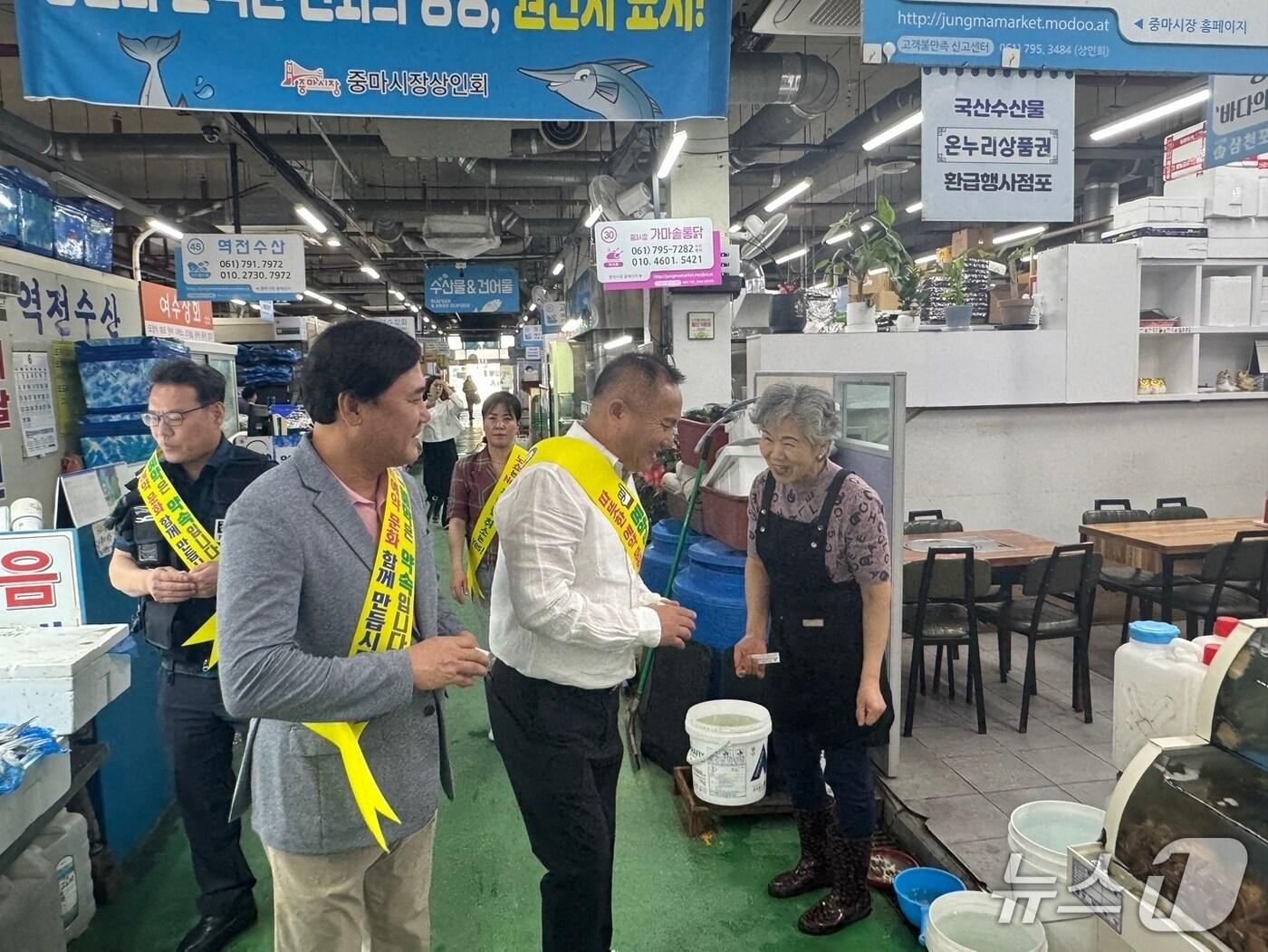 본문 이미지 - 광양경찰이 공공기관을 사칭해 소상공인들을 울리는 노쇼(No-Show) 예방 홍보를 하고 있다(광양경찰서 제공) 