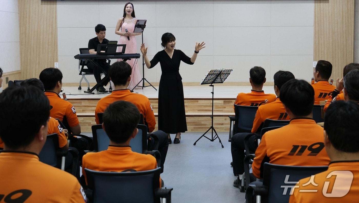 충북 증평소방서는 소방공무원의 심신 안정을 도모하고 직무 스트레스를 해소하기 위해 문화예술을 접목한 '스트레스 회복력 강화 프로그램'을 7월까지 운영한다.(증평소방서 제공, 재판매 및 DB금지)/뉴스1