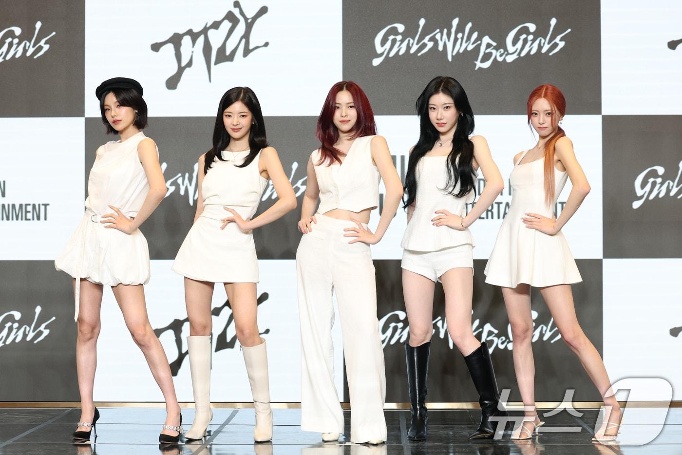 그룹 있지의 예지(왼쪽부터)와 리아, 류진, 채령, 유나가 9일 서울 송파구 잠실로 소피텔 앰배서더 서울 호텔에서 열린 새 미니 앨범 'Girls Will Be Girls' 발매 기념 기자간담회에 참석해 포즈를 취하고 있다. ⓒ News1 권현진 기자