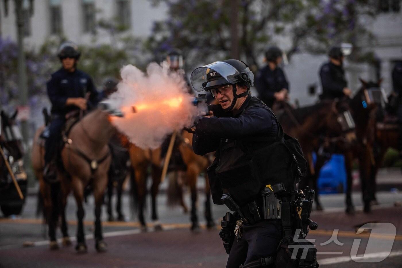 2025년 6월8일(현지시간) 로스앤젤레스 경찰이 시청앞에 모인 시위대를 고무 총탄(rubber bullet)을 쏘며 진압하고 있다. 고무 총탄은 고무로 싸여 있지만 가운데는 금속이다. 2025.06,08. ⓒ AFP=뉴스1 ⓒ News1 권영미 기자