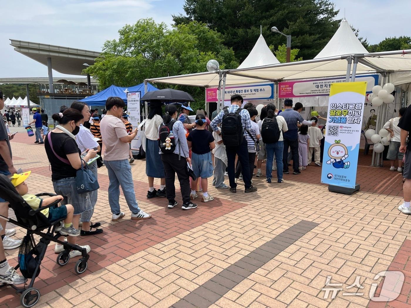 본문 이미지 - 천안 독립기념관에서 열린 보훈문화제 체험부스에 모여든 시민들(대전보훈청 제공) /뉴스1 