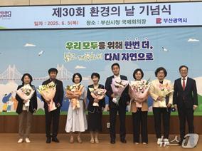 본문 이미지 - 강경옥 해운대구 교통환경국장(왼쪽에서 세번째)이 부산시 환경보전분야 구·군 종합평가 시상식에서 기념 촬영을 하고 있다.(해운대구청 전경. 재판매 및 DB 금지)