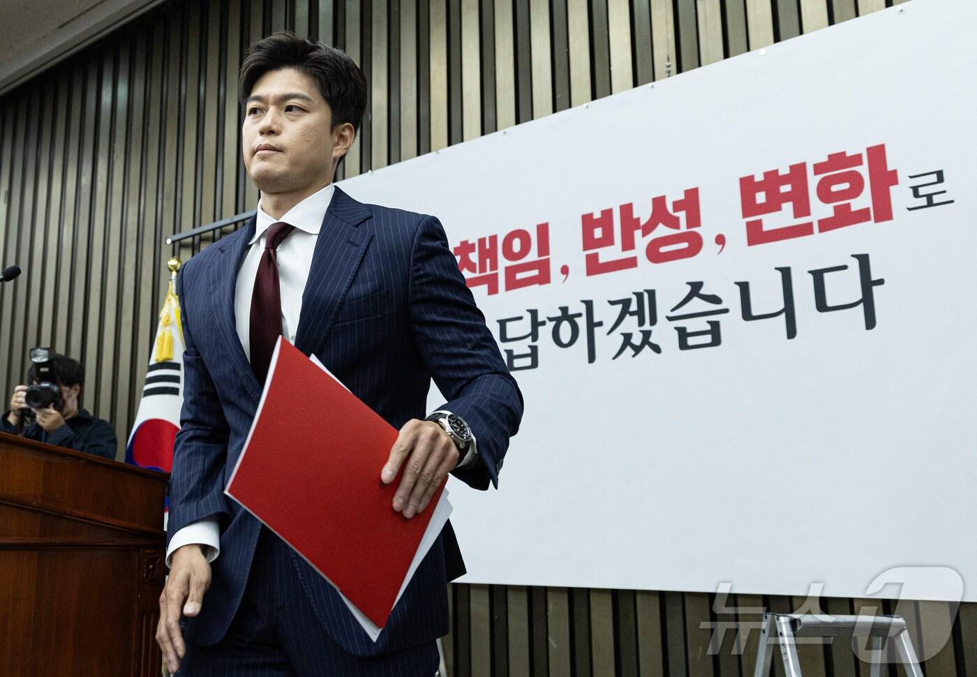 김용태 국민의힘 비상대책위원장이 9일 오후 서울 여의도 국회에서 열린 의원총회에서 발언을 마친 후 자리로 향하고 있다. 2025.6.9/뉴스1 ⓒ News1 이재명 기자