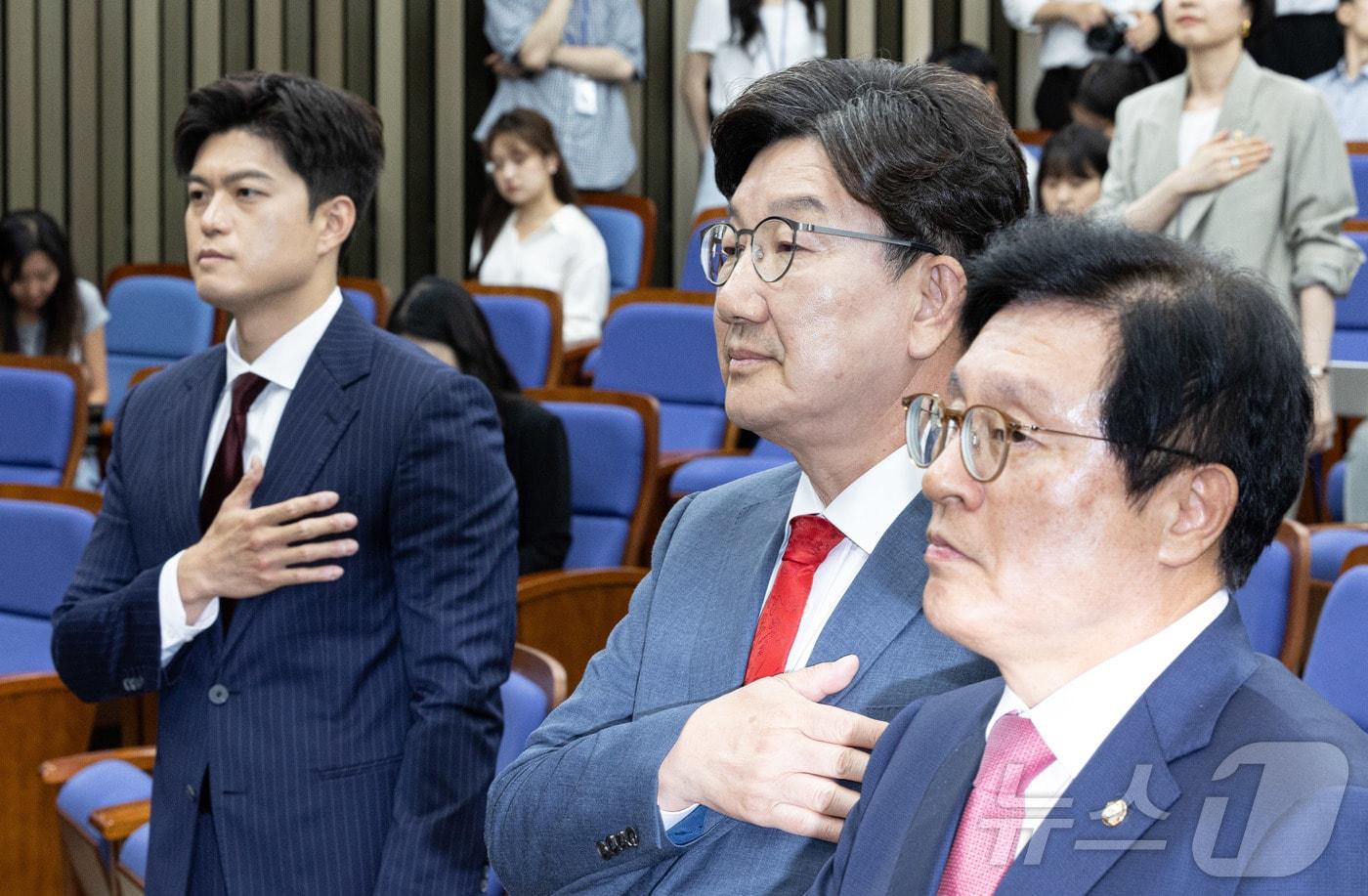 김용태 국민의힘 비상대책위원장&#40;왼쪽&#41;과 사퇴를 표명한 권성동 원내대표가 9일 오후 서울 여의도 국회에서 열린 의원총회에서 국민의례를 하고 있다. 2025.6.9/뉴스1 ⓒ News1 이재명 기자