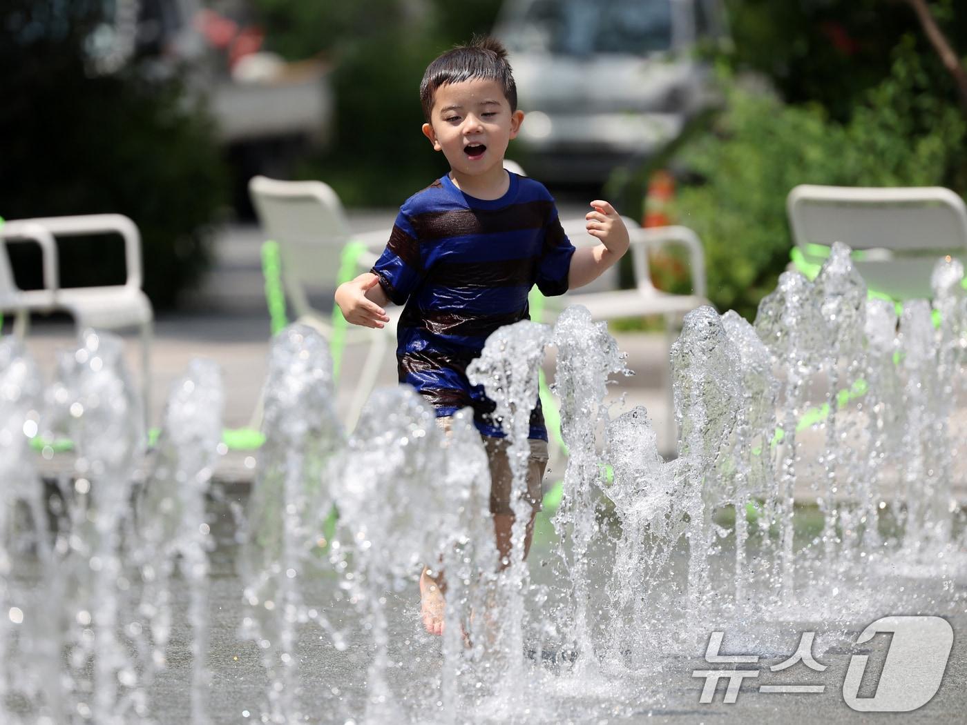 본문 이미지 - 전국 대부분 지역에 초여름 무더위 보인 9일 오후 서울 광화문광장에서 어린이들이 물놀이를 하며 더위를 식히고 있다. 2025.6.9/뉴스1 ⓒ News1 황기선 기자