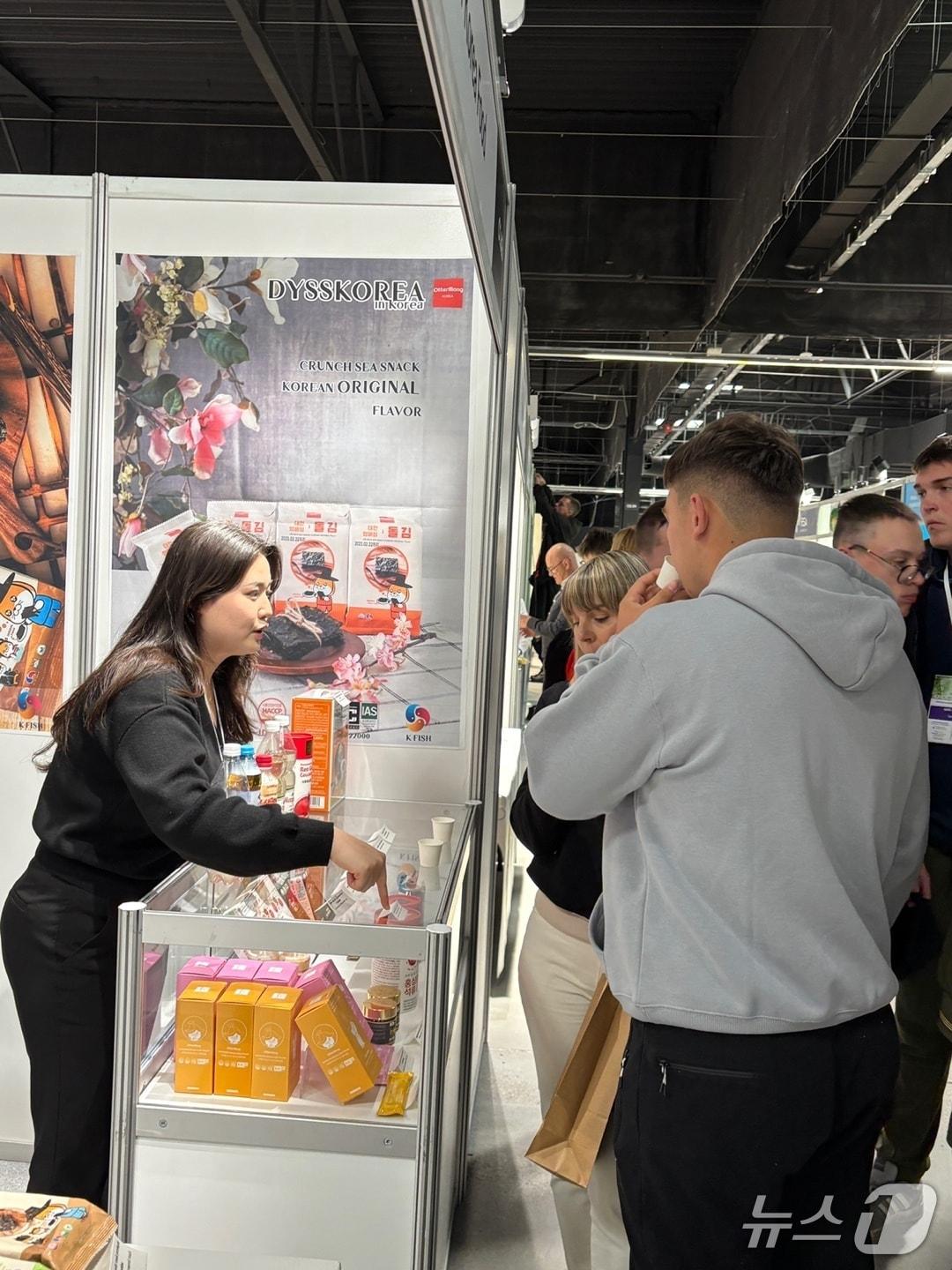 본문 이미지 - 인하대 GTEP 사업단 학생들이 바르샤바 푸드 엑스포 2025에서 식품 소개 등을 하고 있다.(인하대 제공. 재배포 및 DB금지)2025.6.9/뉴스1