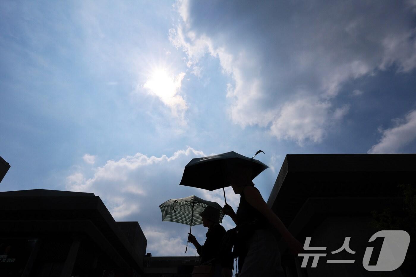 전국 대부분 지역에 초여름 무더위를 보인 9일 오후 서울 광화문광장에서 양산을 든 시민이 발걸음을 옮기고 있다. 2025.6.9/뉴스1 ⓒ News1 황기선 기자