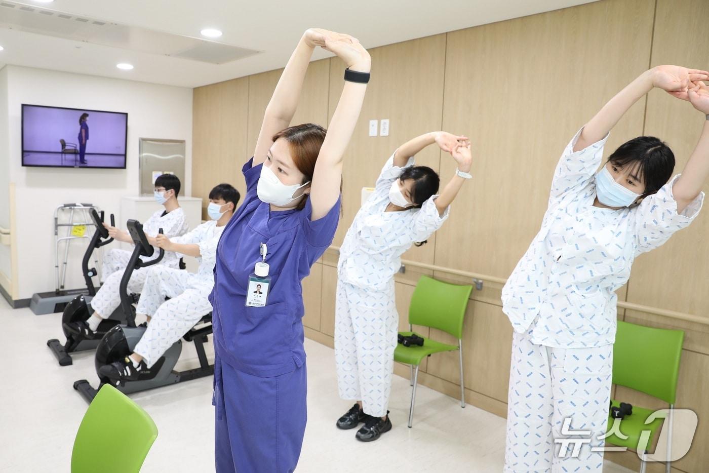 울산대병원이 '찾아가는 병동 재활치료'를 강화 운영한다. (울산대학교병원제공. 재판매 및 DB 금지)