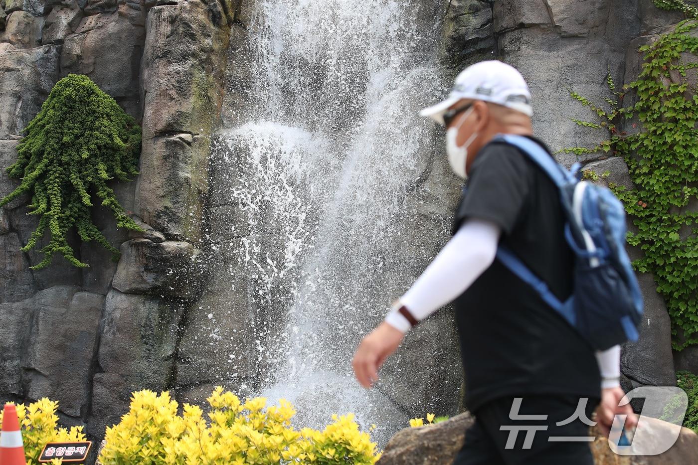 초여름 더위가 이어진 9일 대구 달서구 상인동 한 교차로 옆 인공폭포에 수경시설이 가동돼 시원한 물줄기가 쏟아지고 있다. 2025.6.9/뉴스1 ⓒ News1 공정식 기자