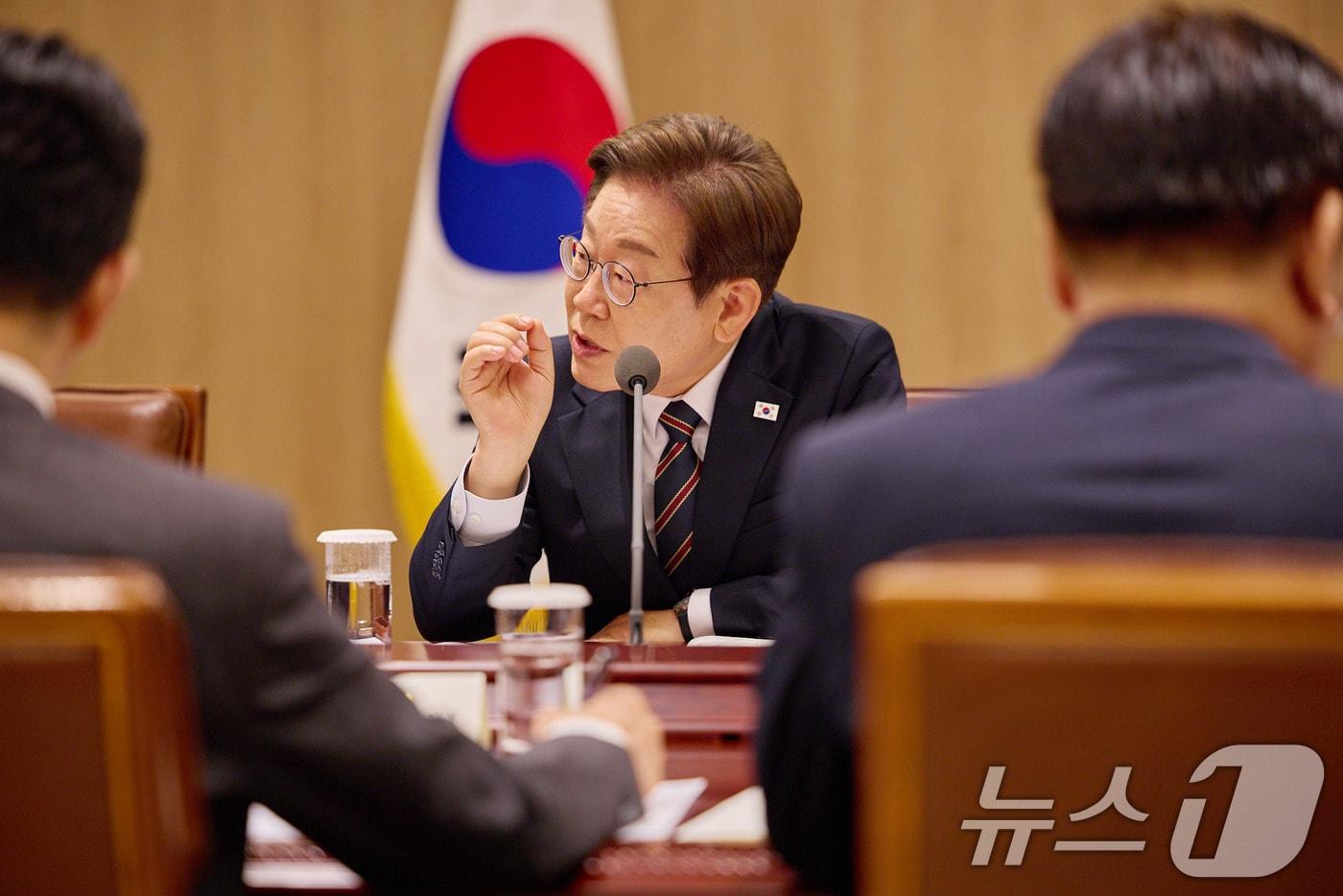 이재명 대통령이 9일 서울 용산구 대통령실 청사에서 열린 비상경제점검 TF 2차 회의를 주재하고 있다. &#40;대통령실 제공. 재판매 및 DB 금지&#41; 2025.6.9/뉴스1 ⓒ News1 박지혜 기자