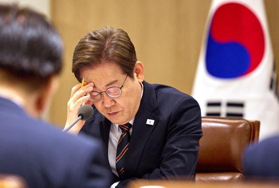 본문 이미지 - 이재명 대통령이 9일 서울 용산구 대통령실 청사에서 열린 비상경제점검 TF 2차 회의에서 생각에 잠겨 있다. (대통령실 제공.재판매 및 DB 금지) 2025.6.9/뉴스1 ⓒ News1 박지혜 기자