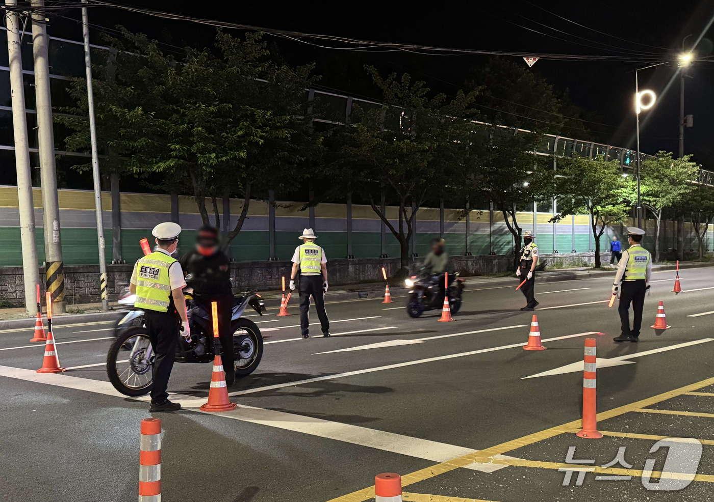 부산기장경찰서 소속 경찰관들이 이륜차 교통법규 위반 단속을 실시하고 있다.&#40;기장경찰서 제공. 재판매 및 DB 금지&#41;