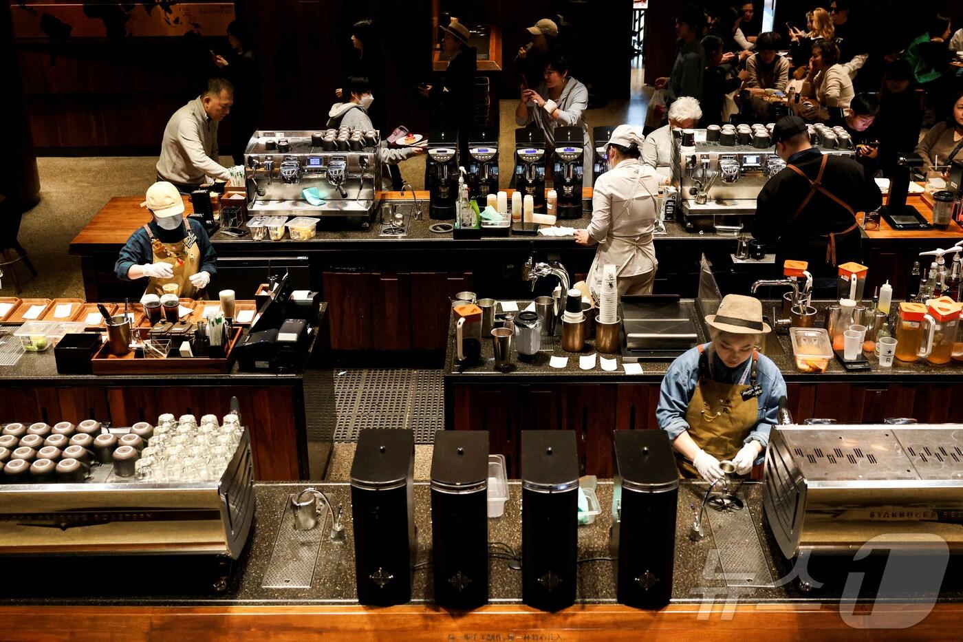 바리스타들이 2025년 2월 28일 중국 상하이에 있는 세계에서 가장 큰 스타벅스 매장인 스타벅스 리저브 로스터리에서 음료를 만들고 있다. 2025.2.28 ⓒ 로이터=뉴스1 ⓒ News1 강민경 기자