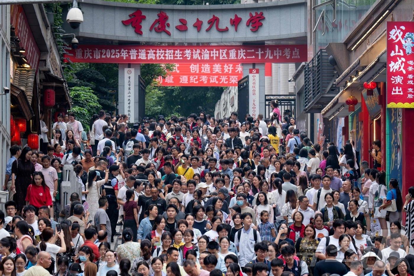 중국 충칭의 수험생들이 2025년 6월 7일 중국의 전국 대학 입학 시험&#40;NCEE&#41;, 일명 &#39;가오카오&#39;를 치른 후 부모님을 만나기 위해 나가고 있다.  2025.6.7 ⓒ AFP=뉴스1 ⓒ News1 강민경 기자