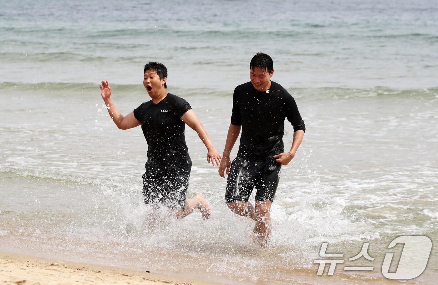 전국적으로 초여름 날씨를 보인 9일 오후 부산 해운대해수욕장을 찾은 관광객들이 물놀이를 하며 더위를 식히고 있다. 2025.6.9/뉴스1 ⓒ News1 윤일지 기자