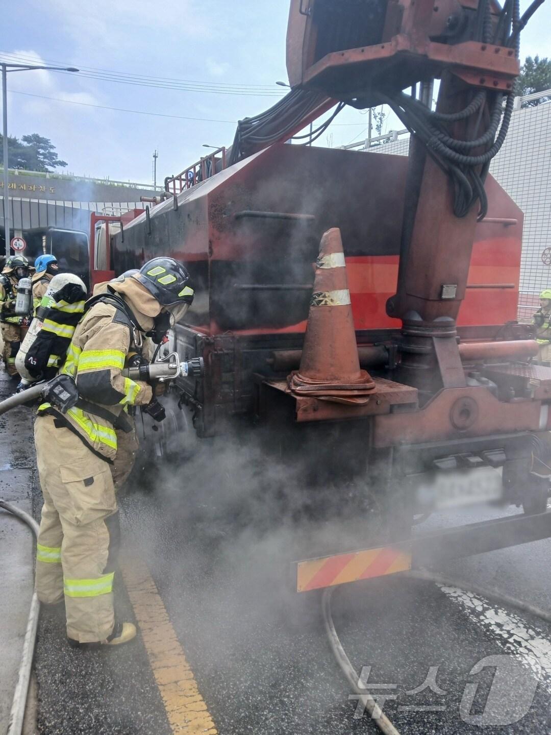본문 이미지 - 9일 오전 10시 24분쯤 인천시 운남동 한 도로에서 도로 세척 차량인 4.5톤 화물트럭에서 화재가 발생해 소방당국이 진화작업을 벌이고 있다.(인천소방본부 제공. 재배포 및 DB금지)2025.6.9/뉴스1 ⓒ News1 박소영 기자
