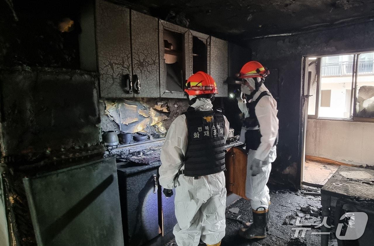 본문 이미지 - 현장 감식 중인 화재조사관들.&#40;전북소방본부 제공. 재판매 및 DB금지&#41; 
