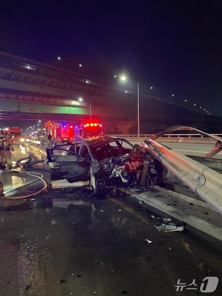 본문 이미지 - 무면허 운전하다 중앙분리대를 들이받은 사고차량. (아산소방서 제공. 재판매 및 DB금지)