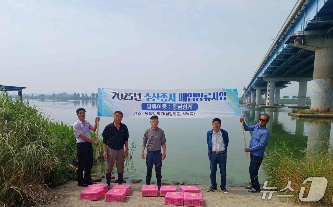본문 이미지 - 밀양시가 9일 하남읍 하남대교 아래에서 낙동강에 동남참게를 방류했다.(밀양시 제공. 재판매 및 DB금지)