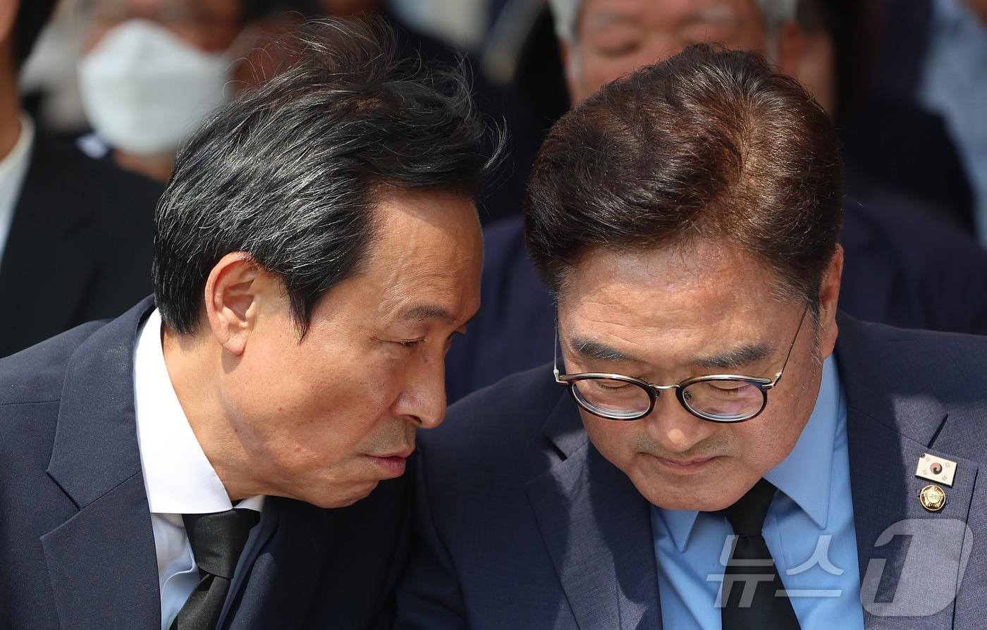 우원식 국회의장과 우상호 신임 대통령실 정무수석이 9일 서울 서대문구 연세대학교에서 열린 제38주기 이한열 추모제에서 대화를 나누고 있다. (공동취재) 2025.6.9/뉴스1 ⓒ News1 오대일 기자