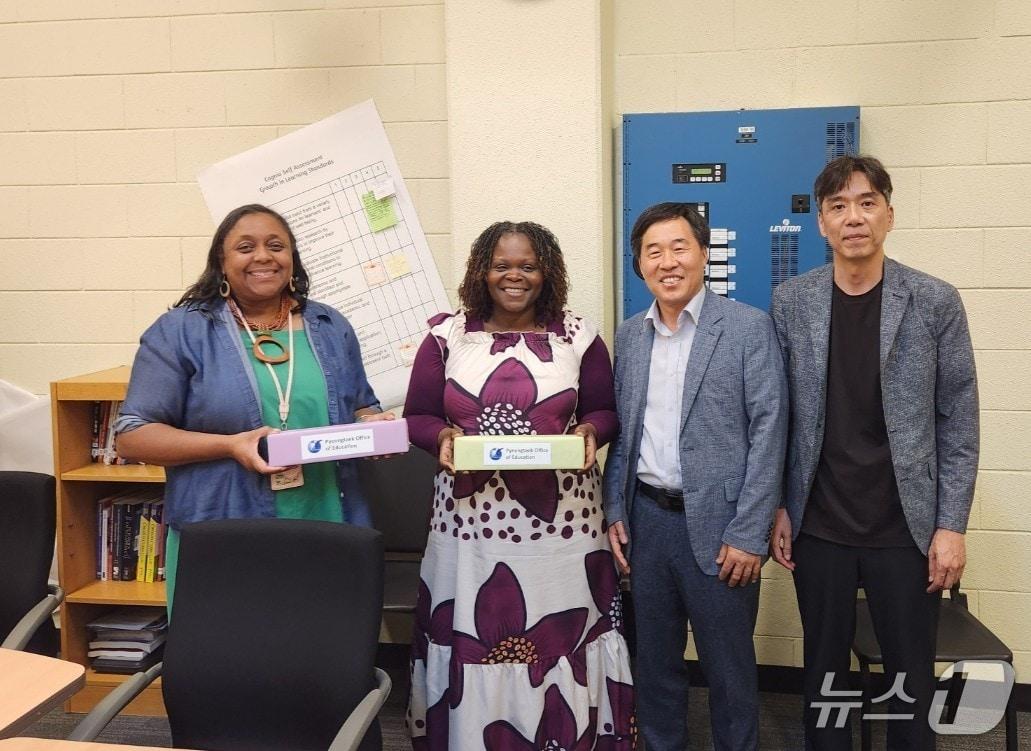 본문 이미지 - 평택교육청 관계자와  험프리스센트럴초등학교 교직원들이 협의회 후 기념촬영을 하고 있다.(평택교육청 제공)