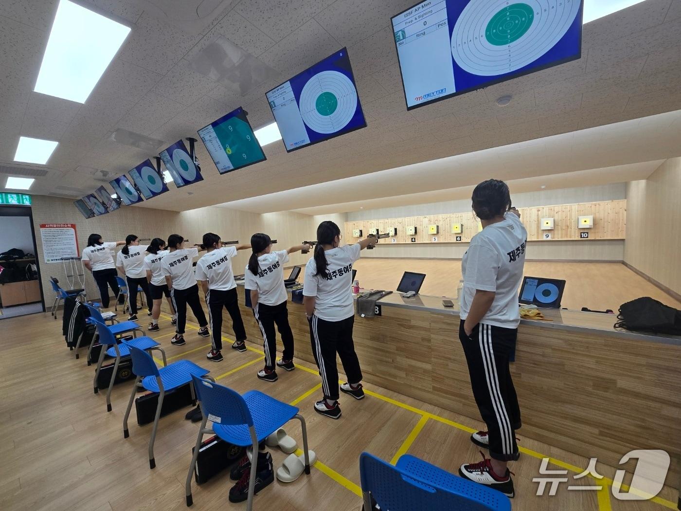 본문 이미지 - 제주동여자중학교 사격부 선수들이 전면 개축한 교내 한솔사격장에서 훈련하고 있다.(제주도교육청 제공. 재판매 및 DB 금지)