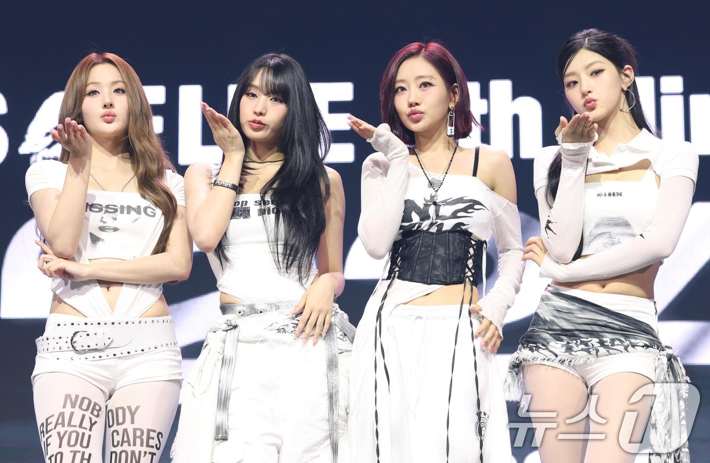 걸그룹 키스오브라이프(KISS OF LIFE) 벨(왼쪽부터)과 나띠, 쥴리, 하늘이 9일 서울 광진구 예스24라이브홀에서 가진 미니 4집 앨범 ‘224’(투투포) 쇼케이스에서 포즈를 취하고 있다. 2025.6.9/뉴스1 ⓒ News1 권현진 기자